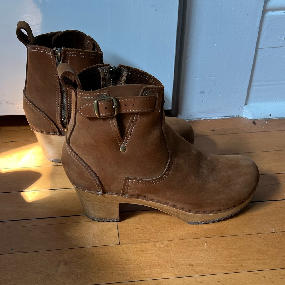 No 6 buckle boot size 39